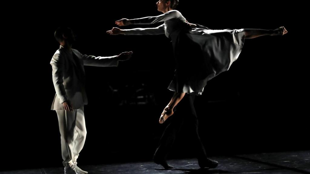 Un momento del pase gráfico de 'El lago de los cisnes' del Ballet Preljocaj.