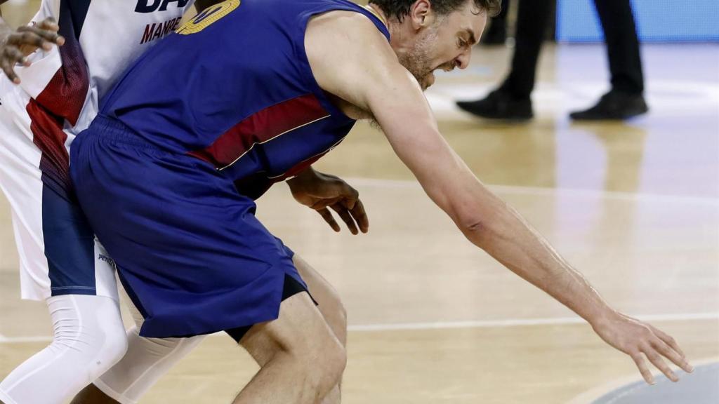 Pau Gasol posteando ante Manresa