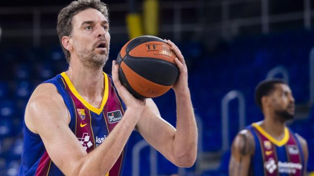 Pau Gasol lanzando un tiro libre con el Barça