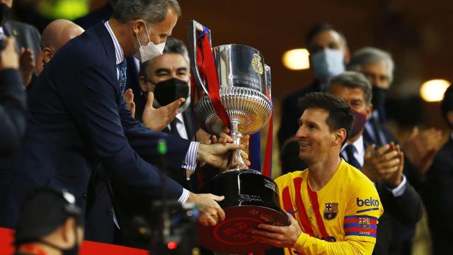 Messi recibe la Copa del Rey de manos de Felipe VI