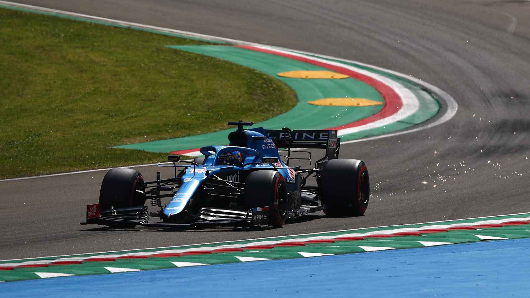 Fernando Alonso rueda con su Alpine en Imola