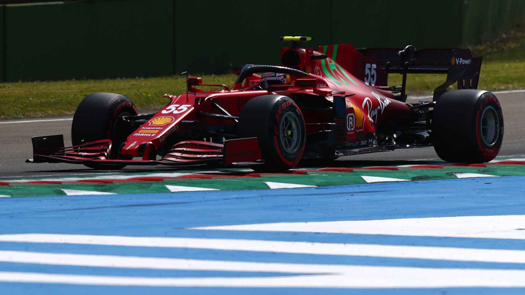 Carlos Sainz en Imola con el Ferrari