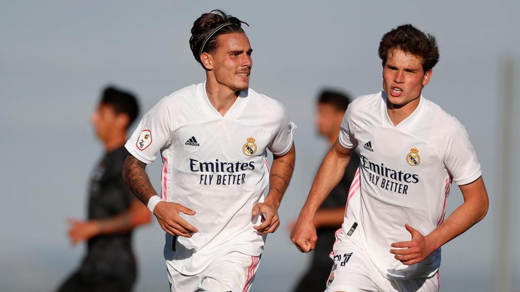 Hugo Vallejo celebra un gol con el Castilla