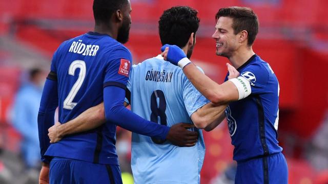 Azpilicueta y Rudiger (Chelsea) hablan con Gündogan (Manchester City)