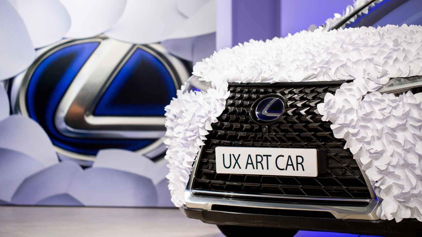 ¿Qué hace este Lexus cubierto con 20.000 hojas de papel? Un coche de lo más original