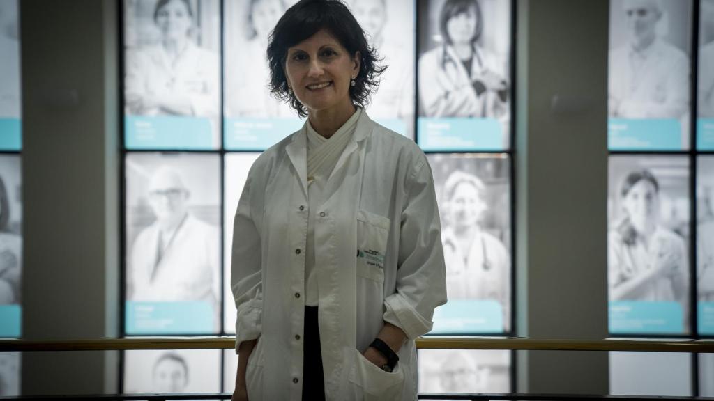 Pilar Llamas Sillero, en una puerta de la Fundación Jiménez Díaz.