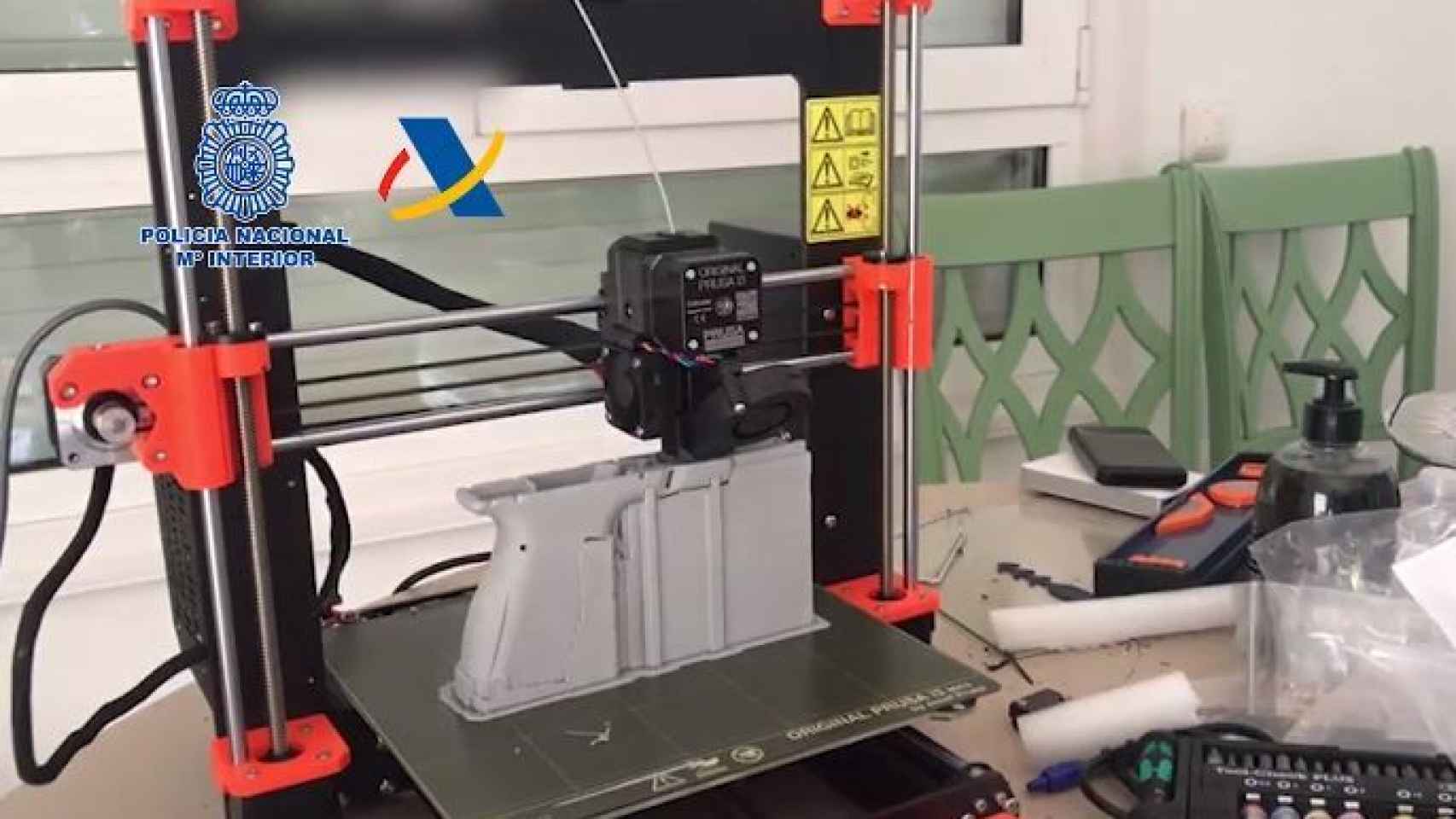 Una impresora 3D fabricando una pistola.