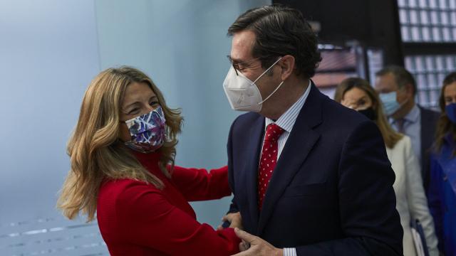 Yolanda Díaz, vicepresidenta segunda del Gobierno,  y Antonio Garamendi, presidente de la CEOE.