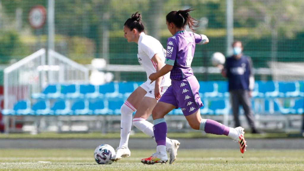 Aurelie Kaci conduce el balón frente a una jugadora del Real  Betis