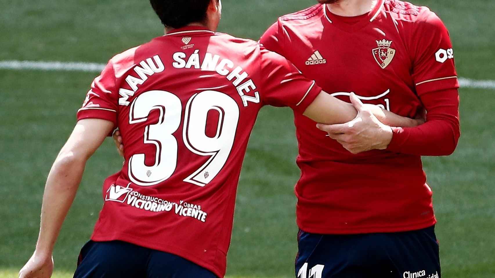 Manu Sánchez y Kike Barja celebran un gol de Osasuna