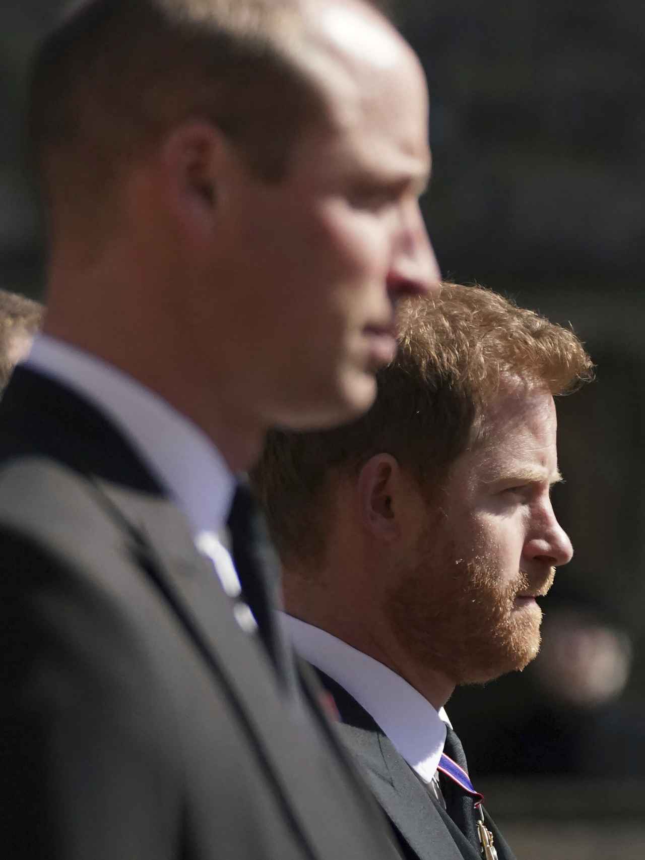 Los príncipes Guillermo y Harry tras el coche fúnebre de su abuelo, el duque de Edimburgo, en el funeral en Windsor.
