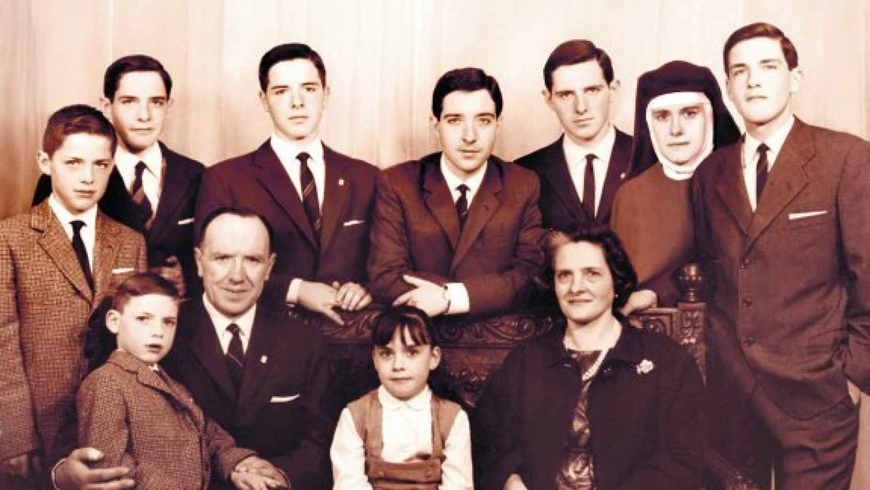 El matrimonio Gabilondo-Pujol y sus nueve hijos: en el centro, Iñaki; a la derecha, Ángel.