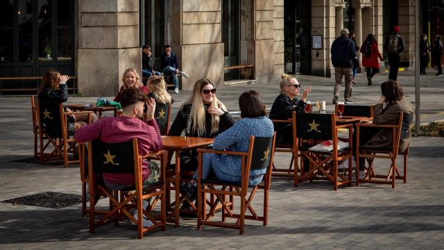 Aspecto de una terraza de un bar en el centro de Barcelona.