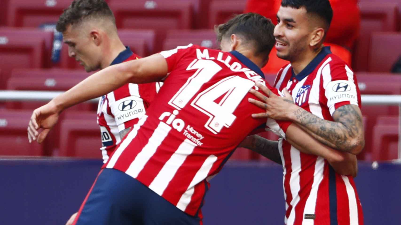 Marcos Llorente felicita a Ángel Correa por su gol