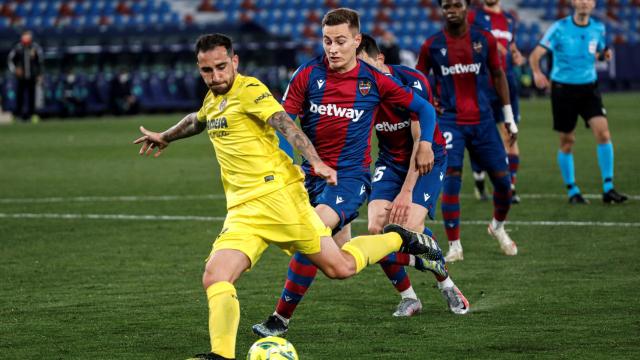 Paco Alcácer remata un balón ante el Levante