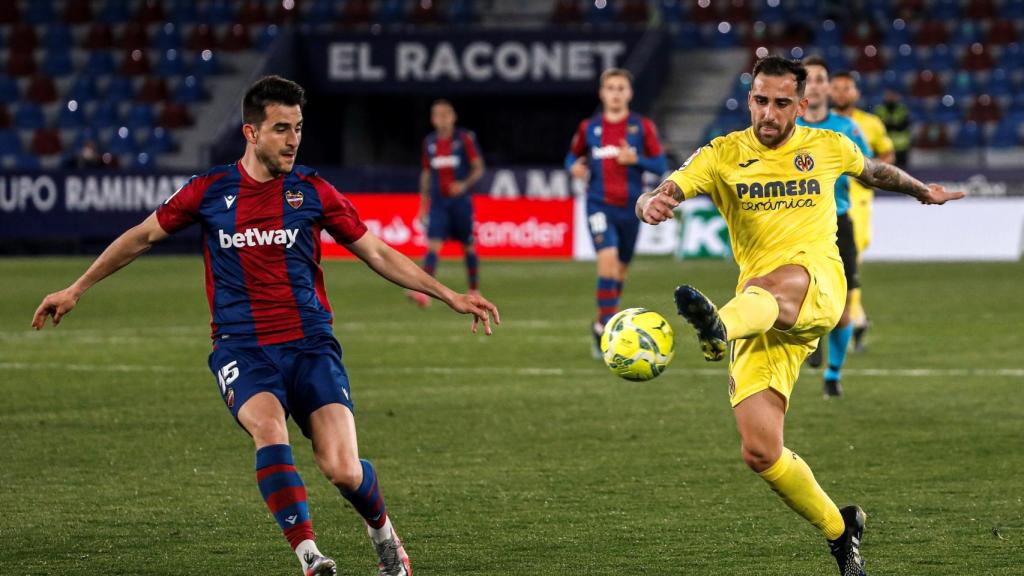 Alcácer intenta controlar un balón