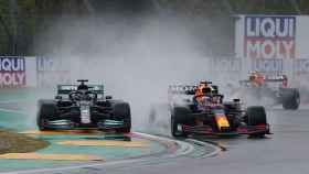 Verstappen adelanta a Lewis Hamilton en Imola entre la lluvia