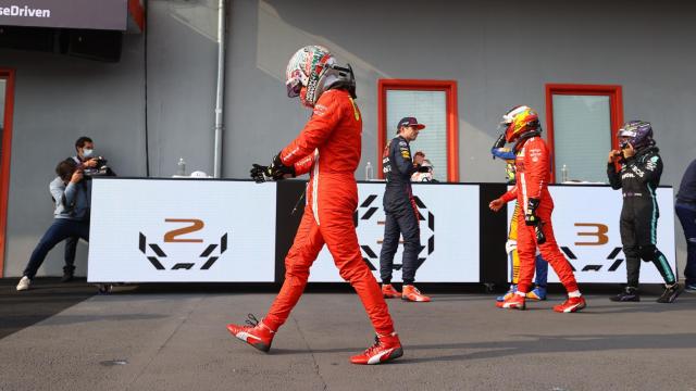 Carlos Sainz en el paddock de Imola