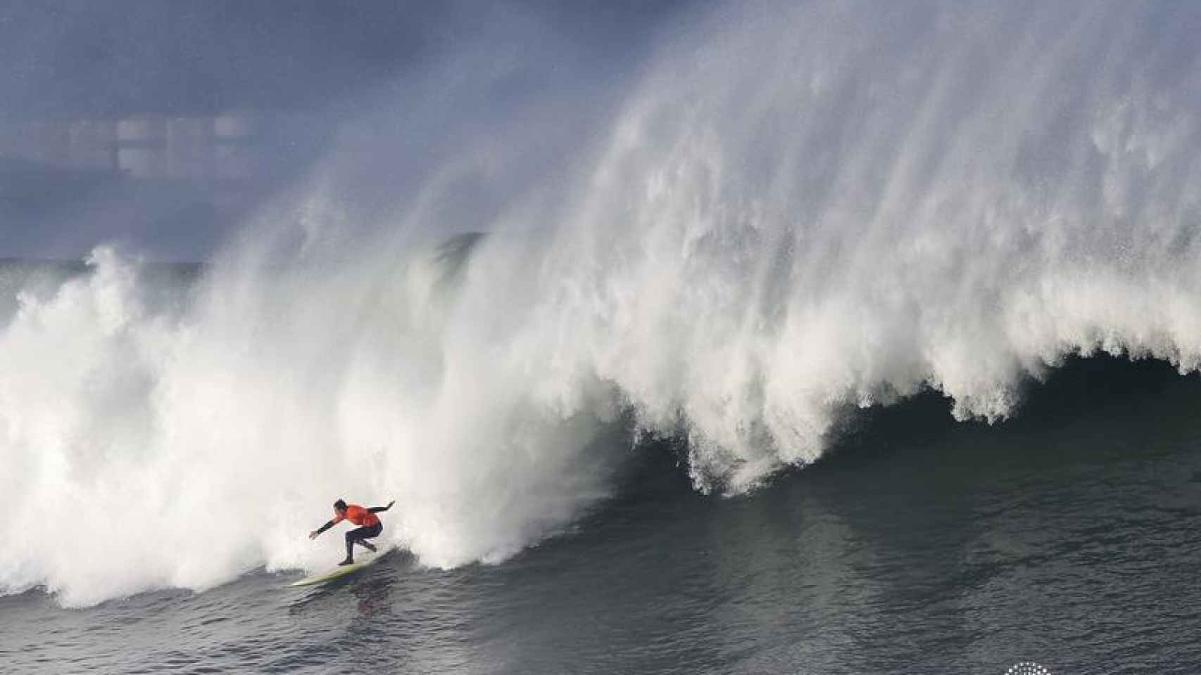 Imagen de un surfista cabalgando las olas, no el protagonista de la noticia