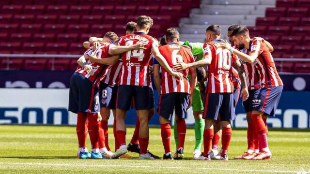 Piña de los jugadores del Atlético de Madrid previa al partido