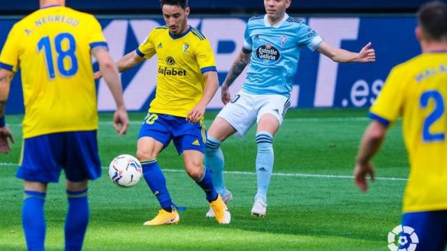 Iza Carcelén protege el balón ante Iago Aspas en el Cádiz - Celta de Vigo