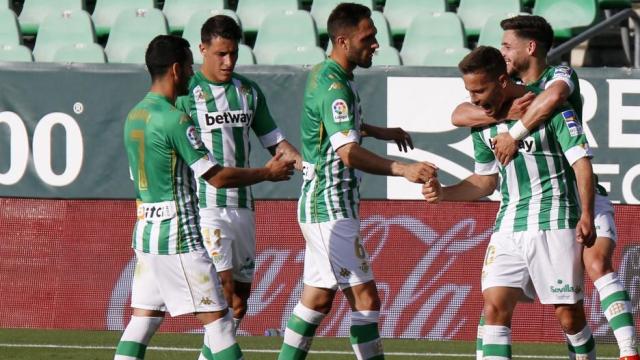 Los jugadores del Betis celebran el gol de Sergio Canales al Valencia