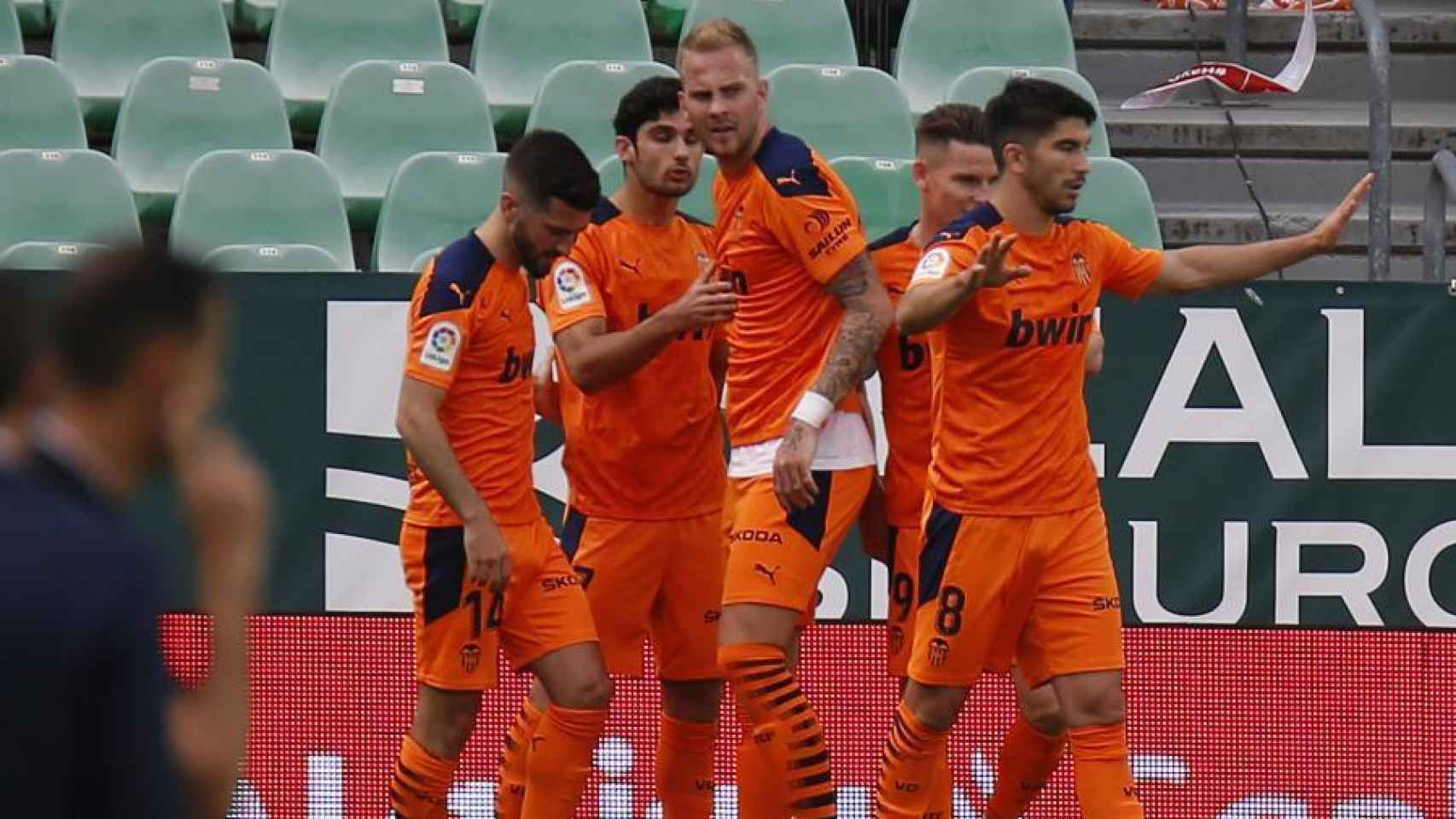 Los jugadores del Valencia celebran el gol de Guedes