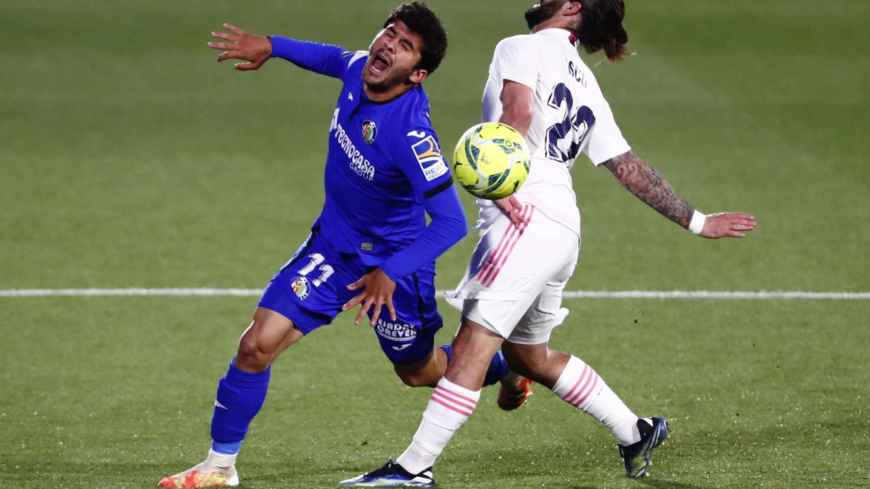 Carles Alena choca con Isco en un ataque del Getafe