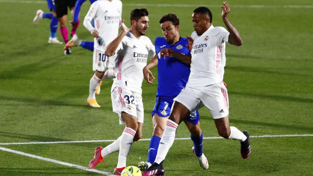 Victor Chust y Eder Militao cortan un ataque de Jaime Mata