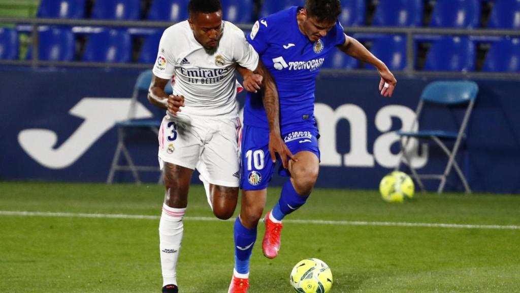 Eder Militao y Enes Unal pelean por un balón en carrera