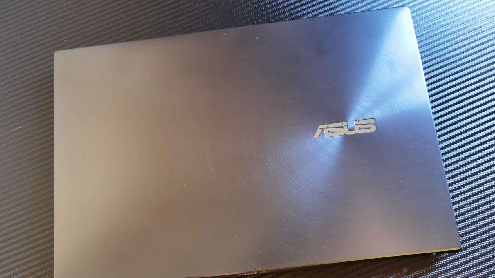 Hay poco de especial en el diseño del Asus ZenBook 13 OLED