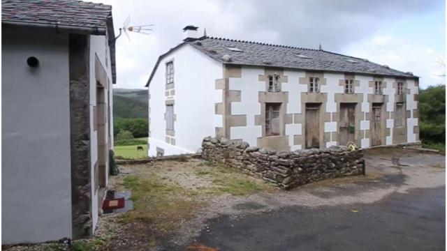 Varias de las casas a la venta en Xerdiz (Lugo).