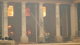 Los bomberos tratan de sofocar el incendio en la Universidad de Ciudad del Cabo.