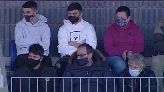 Jorge Messi, a la derecha en la parte inferior, y Rodrigo Messi, a la izquierda, en el Mini Estadi viendo al Barça B