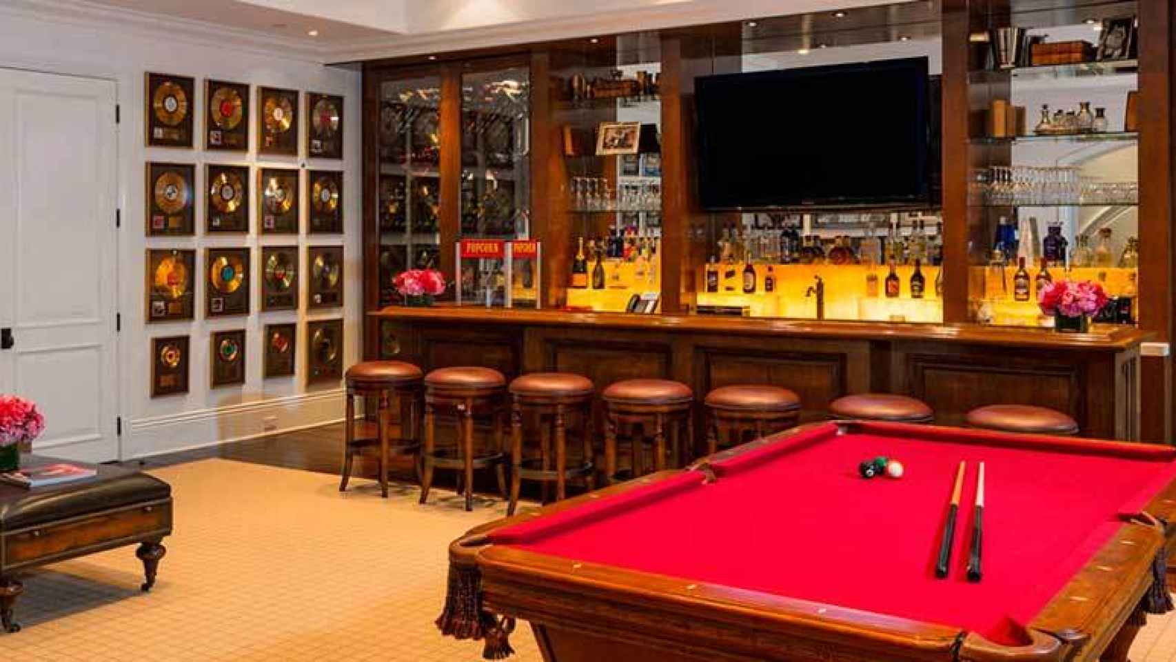 Zona de bar y sala de juegos situada en el sótano.