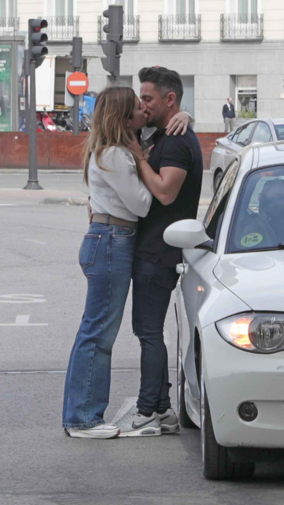 Leire y Miguel besándose en plena calle.
