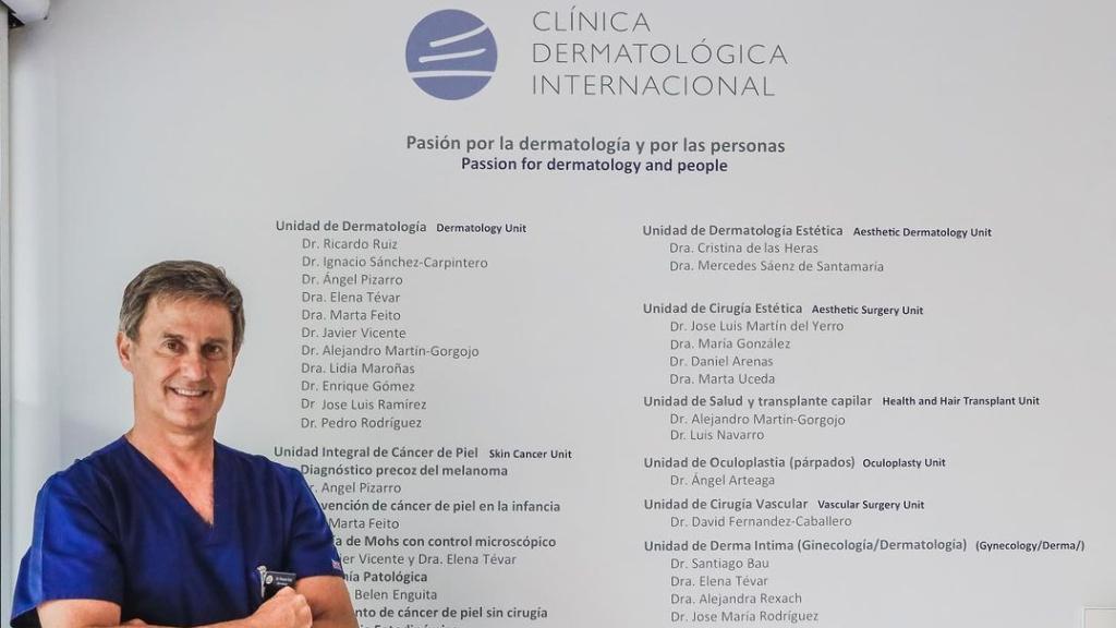 El doctor Ruiz Rodríguez en una imagen en la Clínica  Dermatológica Internacional, de la que es director.