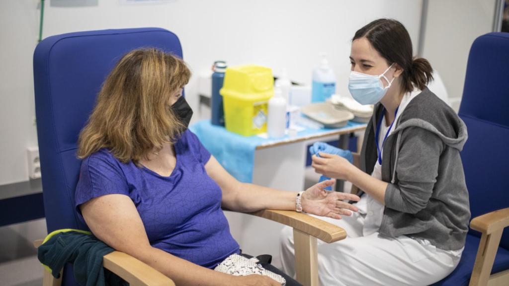 Una mujer de 60 años se vacuna en el Zendal con AstraZeneca hace dos semanas.