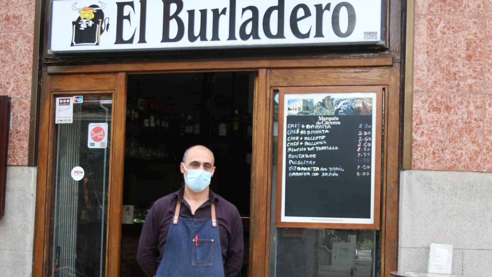 Emidio, frente a su establecimiento El Burladero.