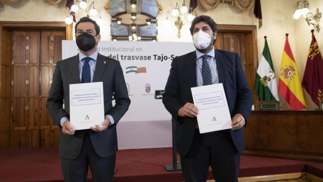 Los presidentes de la Junta de Andalucía y de la Región de Murcia, tras la firma de la declaración institucional en defensa del trasvase Tajo-Segura.