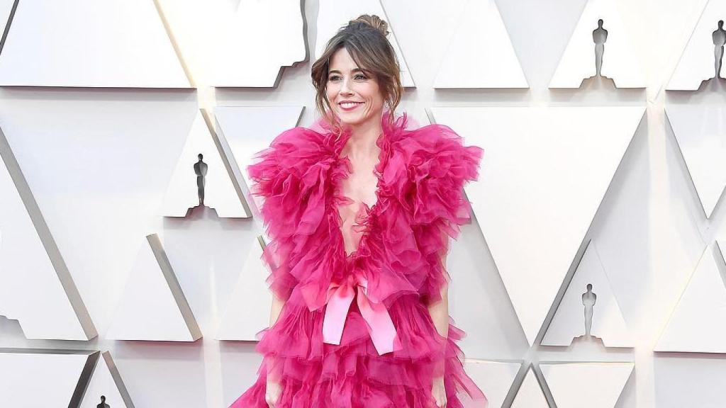 Linda Cardellni con un vestido de Schiaparelli en los Oscar 2019.