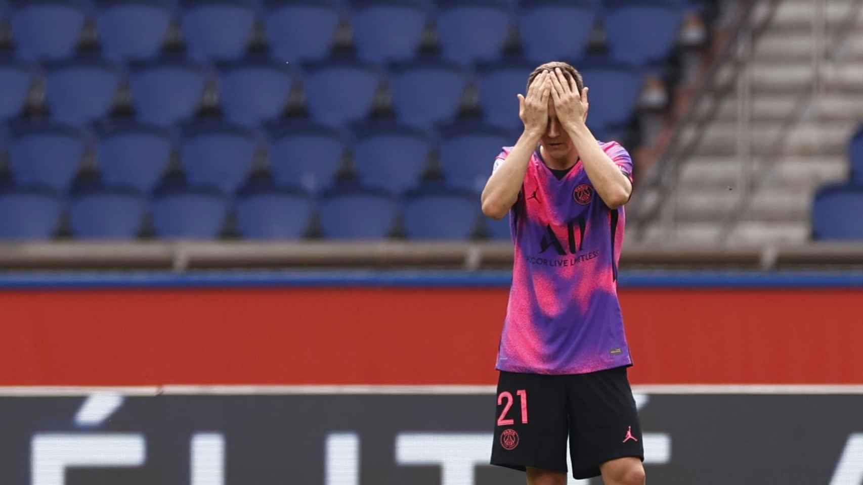 Ander Herrera se lamenta en un partido del PSG
