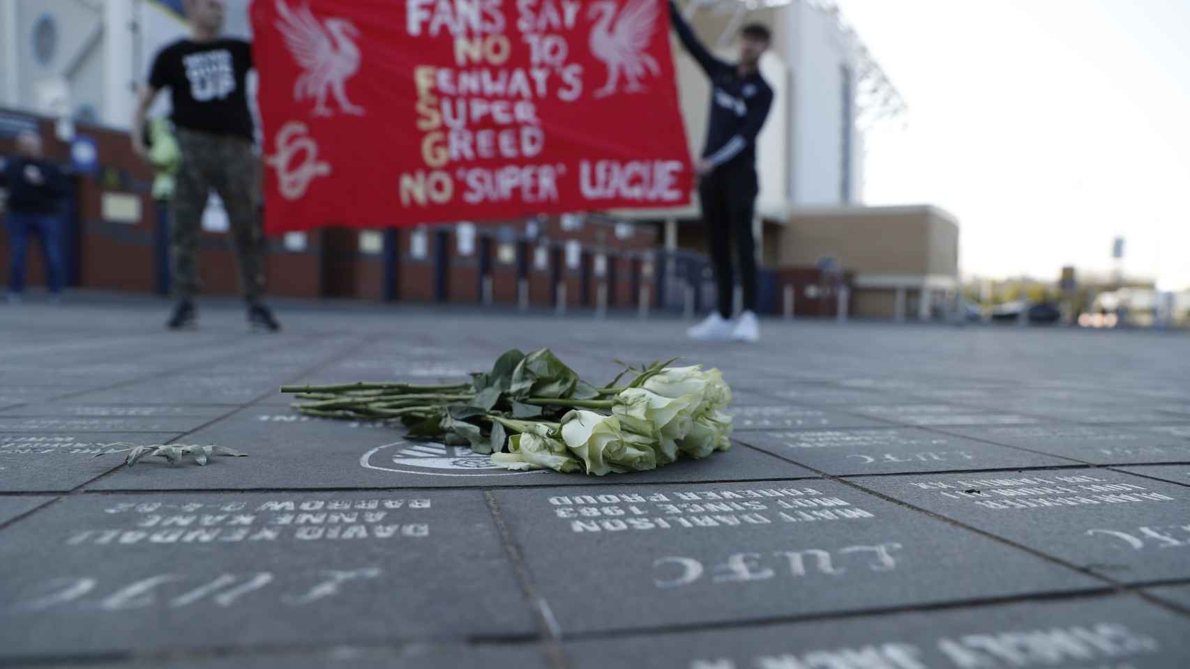 Pancarta de los fans del Liverpool en contra de la Superliga Europea