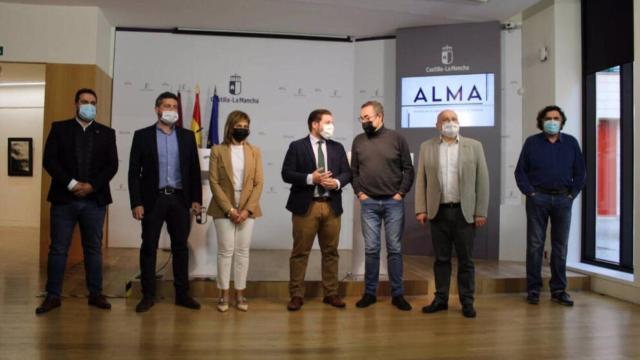 Reunión entre el consejero de Fomento, Nacho Hernando, y CCOO, encabezado por su secretario general en C-LM, Paco de la Rosa, sobre el proyecto ALMA