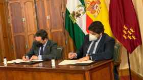 Los presidentes de Murcia y Andalucía firmando la declaración institucional en defensa del Trasvase Tajo-Segura.
