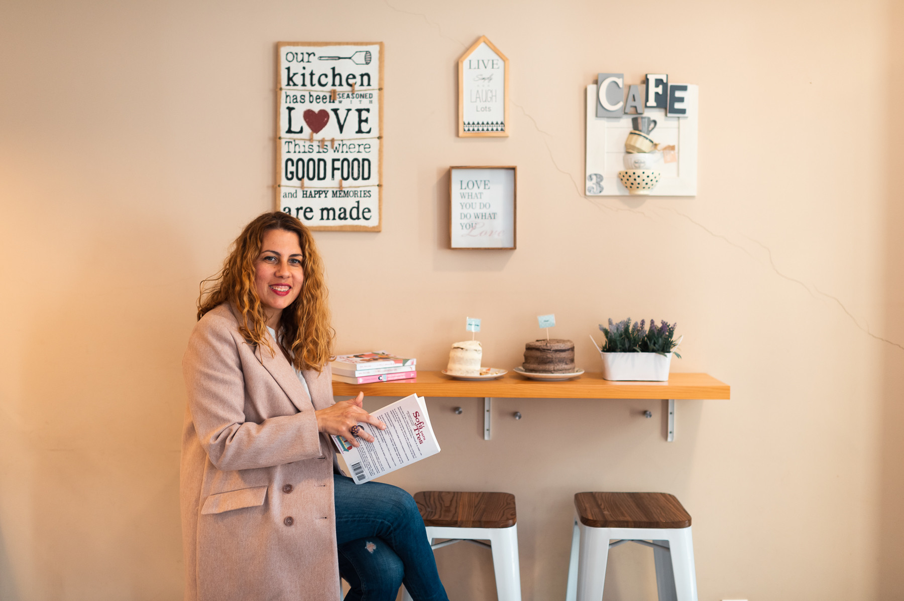 Diana Pardo con su primera novela, Sofá para tres. Foto: @danidavilaphotography.