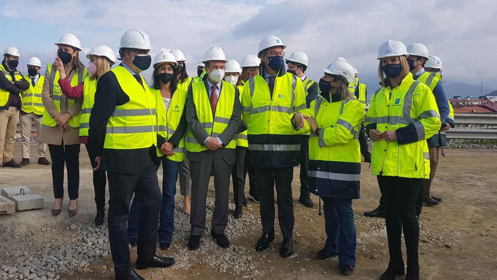 La presidenta de Adif, el alcalde de Vigo, el presidente de la Xunta y la conselleira de Infraestruturas e Mobilidade, en una visita a la estación intermodal de Vigo