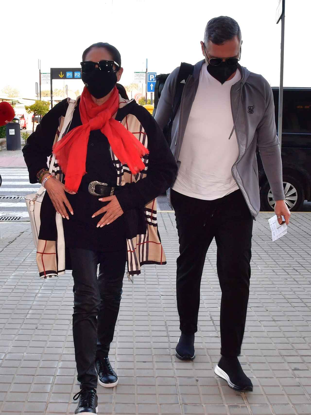 Isabel Pantoja y su peluquero, Antonioo Abad, llegando al aeropuerto de Jerez de la Frontera.
