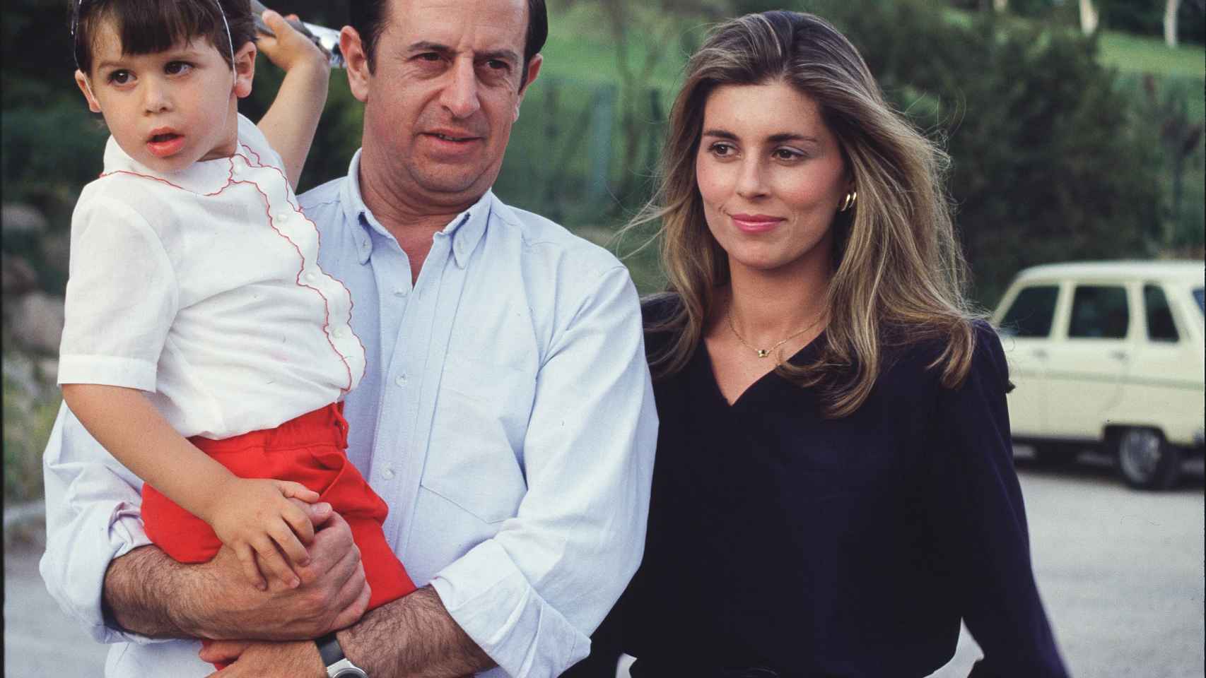 Álvaro en brazos de su padre y junto a su madre en una foto de 1988.