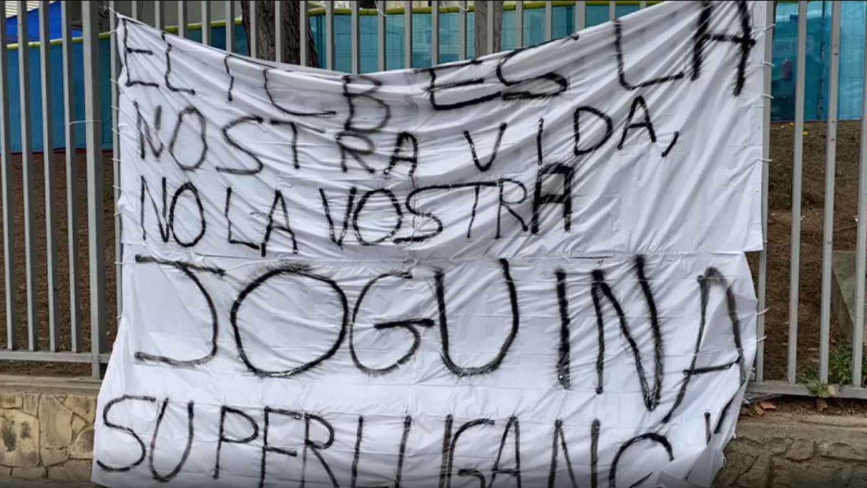 La pancarta contra la Superliga Europea en los alrededores del Camp Nou
